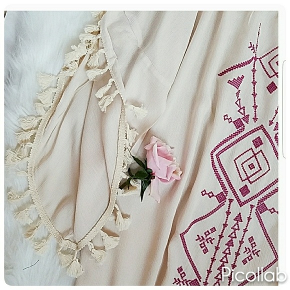 Off-Shoulder Cream w/Tassle Sleeve Tunic - Picture 6 of 7